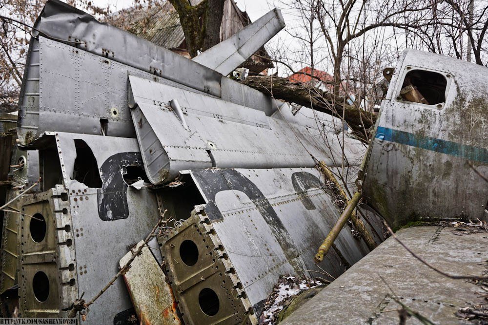 Нашли разобранный самолёт Ан-10А в простом сельском огороде!