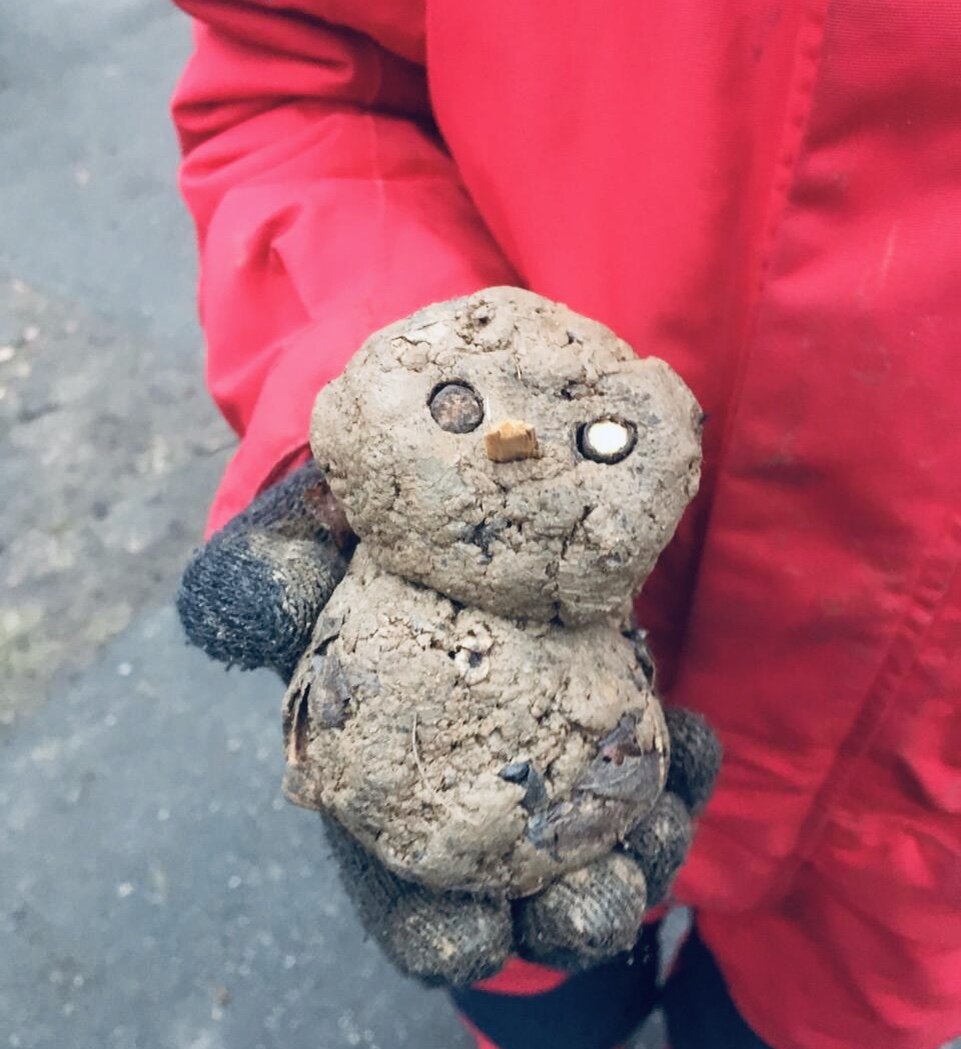 Снеговик из песка). Вот так дети просят у зимы снега...