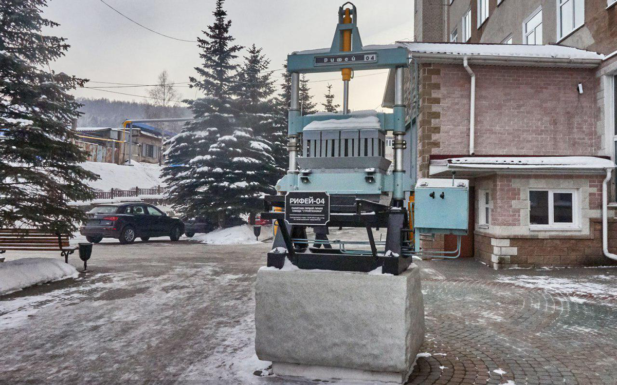 У входа в административное здание посетителей встречает памятник первому станку - "Рифей-04"