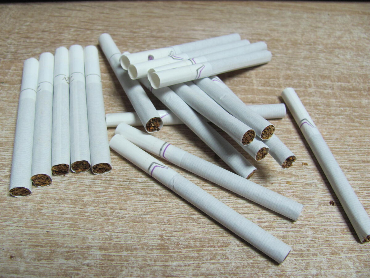 специально все сигареты развернул рекламой во внутрь