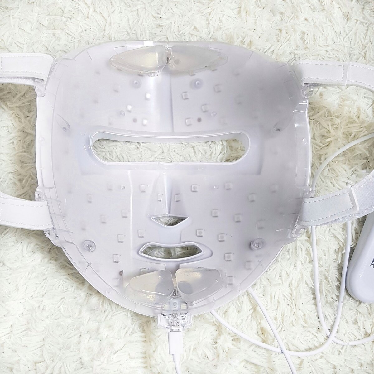 Так LED- маска выглядит изнутри. Светодиоды прозрачные, не окрашенные 