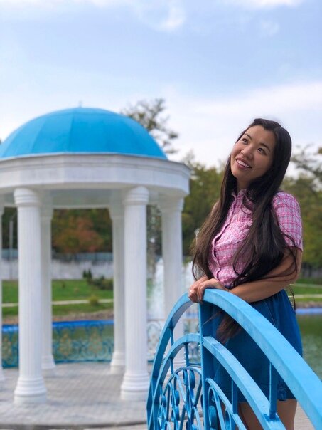 ПЕТЕРБУРЖЦАМ ПРОСЬБА ДАЛЬШЕ НЕ ЧИТАТЬ

Я уже писала, что при общении на русском языке проблем в Казахстане не возникнет. В больших городах говорят или хотя бы понимают русский. Но все же отток большого количества русскоязычного населения и все меньшее количество часов русского языка в общеобразовательных школах не могло не сказаться на качестве преподавания и владения русской речью.

Больше всего проблем с ударениями, местное население часто путается на какой слог следует проставить акцент или вообще не заморачивается и произносит одно и то же слово всякий раз по разному. В голову приходят примеры самых распространенных ошибок: тортЫ, цЕпочка, позвОнишь, красивЕе, щАвель, свеклА. ВЕРНО будет: тОрты, цепОчка, позвонИшь, красИвее, щавЕль, свЁкла.

Совсем плохо обстоят дела со словом “ложи". Корень “лож" не употребляется без приставки, следует сказать “положи" или заменить на слово “клади”. Сильно бросаются в глаза ошибки в склонении: ихний, ихнего. Часто говорят: плОтишь, даже не понимаю откуда такая ошибка пошла.

Когда я только переехала в Петербург, то расстраивалась чуть ли не каждый день, меня вечно поправляли и делали замечания, что я допускаю ошибки. Пыталась как-то исправить положение, часто бывала в библиотеках, старалась восполнить то, что нам не дали в школе. Читая русскую классику, осознала, что не понимаю ее. Пробовала прочесть «Слово о полку Игореве», и буквально рыдала и сильно злилась, было очень сложно.

Я уже очень давно живу в Питере, работаю над своим русским языком, но и сейчас открываю для себя что-то новое. Недавно узнала, что нет такого слова - нету, нужно просто говорить нет. Еще большим открытием стало то, что слово “кушают” употребляют по отношению к детям или животным, а про людей следует говорить «едят». Пунктуация наверное вообще самое сложное, пишешь-то еще реже, чем разговариваешь.

Так и получается, говоришь на русском языке всю жизнь, а оказывается все еще делаешь кучу элементарных ошибок. Окружающие либо сами не знают как говорить верно, либо просто стесняются или не хотят обидеть, сделав замечание. Иногда я шучу, куда мне иностранный язык учить, я еще родной не до конца освоила.

#ВиталияХон_Казахстан #путешествие #путешествия