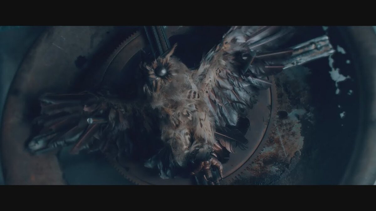 Дом главного героя наполнен странными произведениями искусства, пришедшими из ночных кошмаров (кадр из фильма "Изгоняющий дьявола: Абаддон")