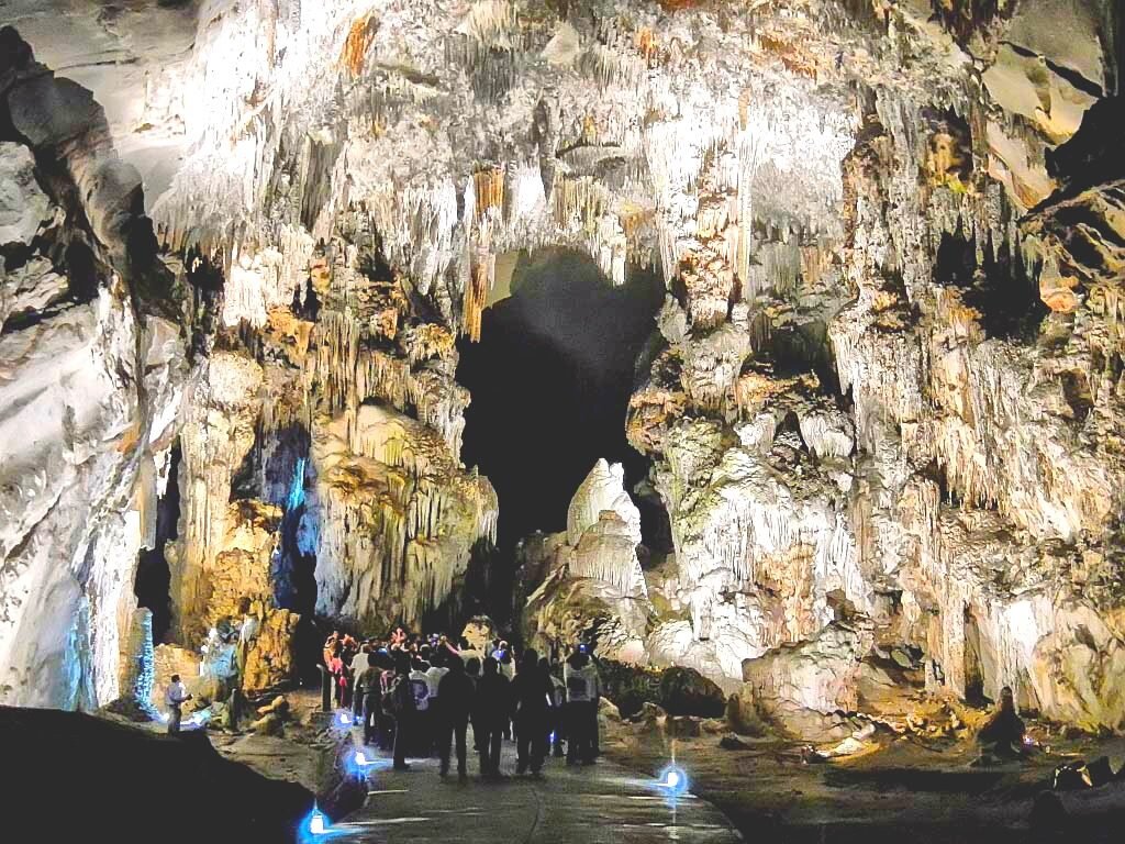 Сталактитовые пещеры сочи. Пещера сельунгур. Шондонг самая большая пещера в мире. Сталагмиты в пещерах. Пещера шондонг.