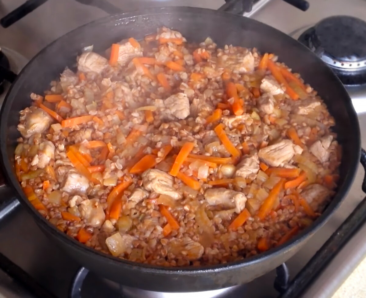 Гречка по купечески в мультиварке со свининой. Гречка по-купечески со свининой. Гречка с мясом по купечески. Гречка по-купечески на сковороде. Гречка по-купечески со свининой на сковороде.