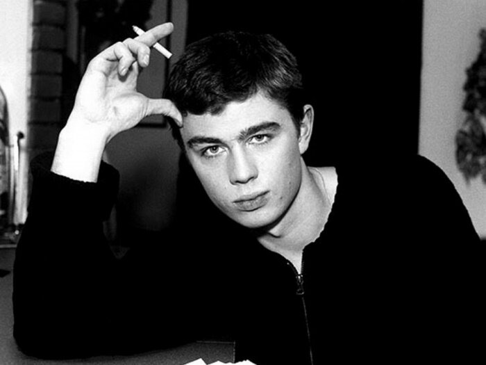 Осенью 2002 г. Сергей Бодров работал над фильмом «Связной», в котором выступал в качестве режиссера, сценариста и актера. 18 сентября съемочная группа приехала во Владикавказ. На 20 сентября были запланированы съемки в Кармадонском ущелье — там снимали всего одну сцену фильма. Из-за задержки с транспортом начало съемки перенесли с 9:00 на 13:00, что стоило жизни всем участникам. Около 19:00 работу пришлось завершить из-за плохого света. Группа собирала аппаратуру и готовилась к возвращению в город.