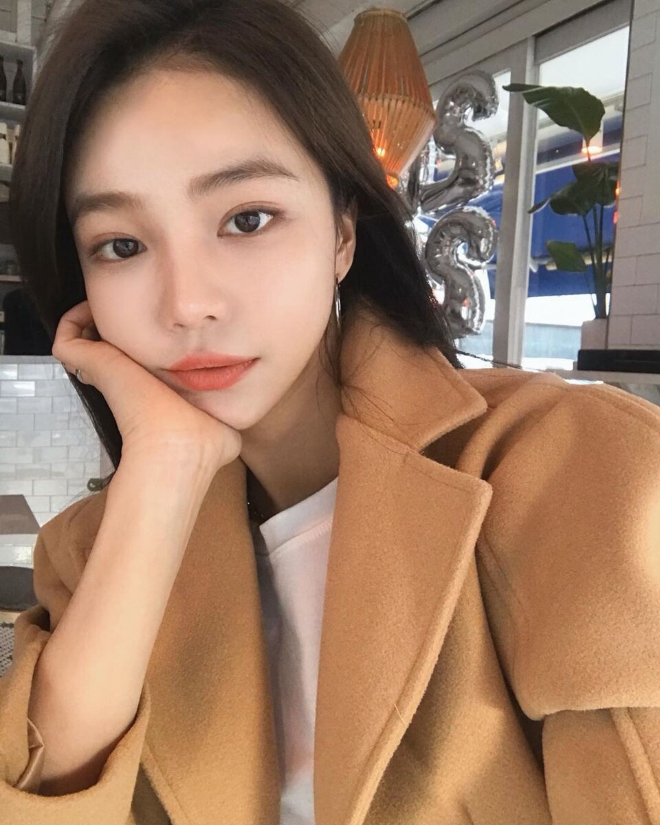 1 Великолепного подтягивающего эффекта, ничуть не уступающего салонным процедурам, можно добиться благодаря маске мгновенного действия из 1 чайной ложки крахмала и мякоти одного банана. Ингредиенты перемешать, нанести на лицо и область декольте на 20-25 минут. Дождаться, чтобы маска подсохла, и смыть.
2. Освежает и тонизирует лицо, подтягивает кожу маска из сока одного лимона, 1 чайной ложки меда и 1 столовой ложки белой глины. То же самое - продукты перемешать, и на 20 минут - на лицо. Вариант с глиной кажется еще более привлекательным, если учесть, что глина обладает не только подтягивающим, но и антибактериальным и противовоспалительным действиями. Покраснения и мелкие дефекты кожи легко устраняются.
3. Для приготовления третьей маски, которая поможет избавиться от следов усталости, берем 1 яичный белок (он хорошо стягивает кожу, сужает поры ), по 1 чайной ложке детского талька и лимонного сока и добавляем несколько капель ментолового масла.
Лучше чередовать эти маски с интервалом 3-4 дня.
​