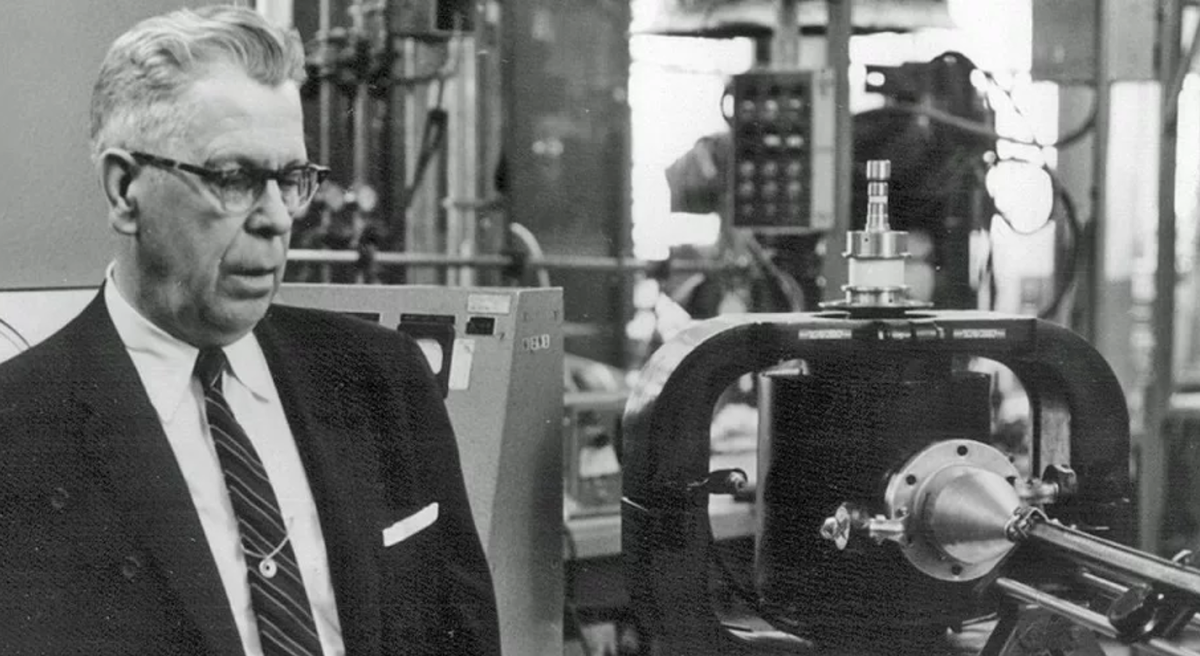  Перси Спенсер, изобретатель микроволновки