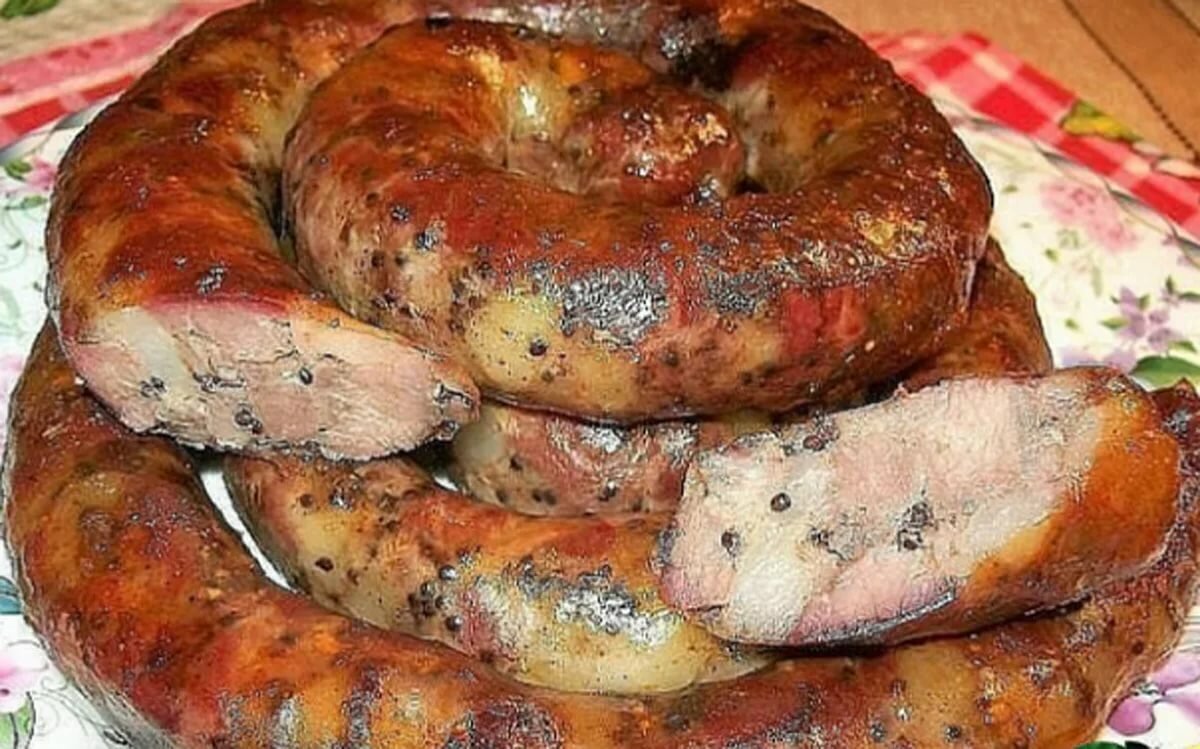 Домашняя колбаса со свинины. Домашняя колбаса из свинины. Домашняя колбаса в духовке в кишке. Колбаса свиная домашняя. Колбаса домашняя украинская.