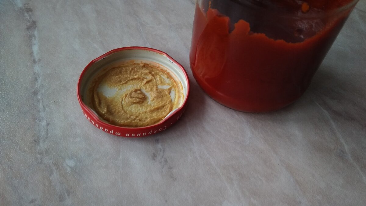 Обычная горчица на крышке банки