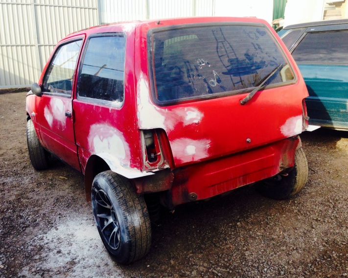 (вот так происходил кузовной ремонт «Оки», вроде автомобиль сам по себе небольшого размера, но проблемных участков хватало, новому владельцу пришлось устранить вмятины, ржавчину)