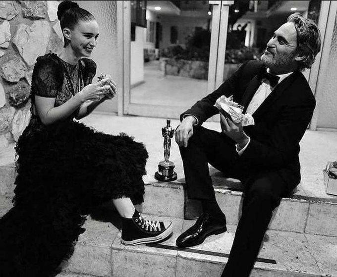 Хоакин Феникс и его жена Руни Мара обсуждают Оскар.