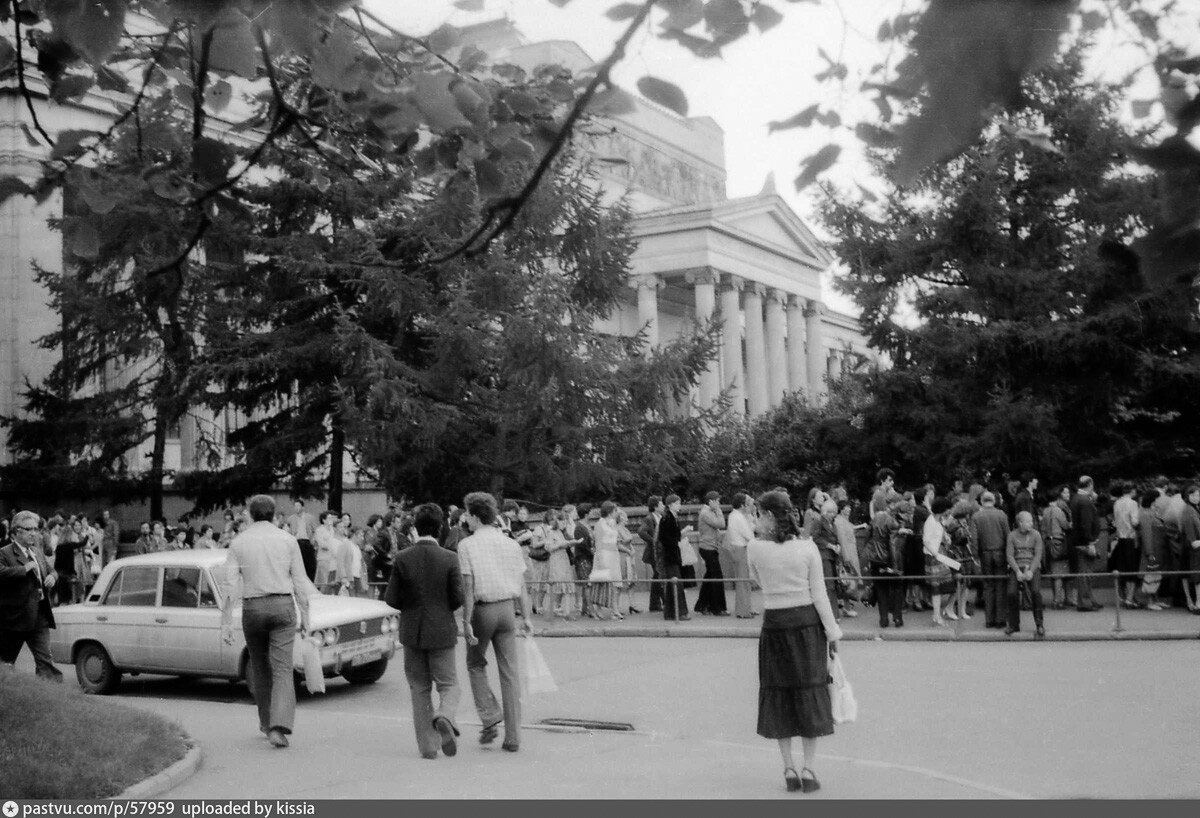 Знакомая всем история - очереди в Пушкинский музей. Фото 1979 г.