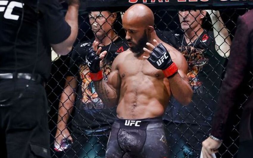 

В недавнем интервью MMA Junkie бывший чемпион UFC в 125-фунтах, а также нынешний обладатель титула сингапурского промоушена ONE Championship Деметриус Джонсон признался, что разговоры о закрытии наилегчайшего дивизиона UFC велись еще до того, как он уступил пояс Генри Сехудо и покинул организацию. 
 
"Да, конечно, такое было. Я не хотел сильно распространяться тогда на этот счет, но что есть, то есть", - сказал Джонсон. - "Я понимаю, что компания в первую очередь зарабатывает деньги. И если они ощущают, что дивизион не приносит нужный им доход, тогда они распустят его. 
 
Тогда я думал про себя: "Ладно, весовую прикроют и я поднимусь в 135-фунтов. Мы лишь подпишем новый контракт и все в таком духе". Но я рад, что дивизион продолжает свою жизнь. И я рад, что Джозеф Бенавидес вновь получил шанс подраться за титул. Я желаю обоим атлетам только всего самого наилучшего, и с нетерпением жду того, чтобы узнать, кто станет третьим чемпионом наилегчайшего дивизиона UFC". 
 
Также Джонсон не скрывает своей радости от того, что Сехудо удалось привлечь нужное внимание к наилегчайшей весовой категории, хотя он и не является поклонником того, как Генри продвигает свою карьеру. 
 
"Я не собирался меняться", - говорит Джонсон. - "Я тот, кто я есть, верно? Я не буду надевать на себя маску или притворяться тем, кем я не являюсь. Я чувак, который любит заботиться о своих жене и детях. А затем когда все уснут, я игру в видеоигры. 'World of Warcraft' или 'PUBG', - и это все. Я хожу в зал, где надрываю свою задницу. Вот кто я такой. Меня можно отнести к половине людей на планете, к обычному трудовому классу. 
 
Так что я рад за Генри Сехудо, и за то, что он смог сделать это, а также смог провести очень успешную защиту пояса, после чего поднялся и завоевал чемпионство еще и в легчайшем весе", - продолжил Джонсон. - "Поэтому да, я действительно рад, что у него все это получилось". 