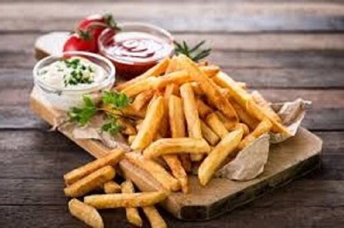 Картофель фри с соусом и овощами