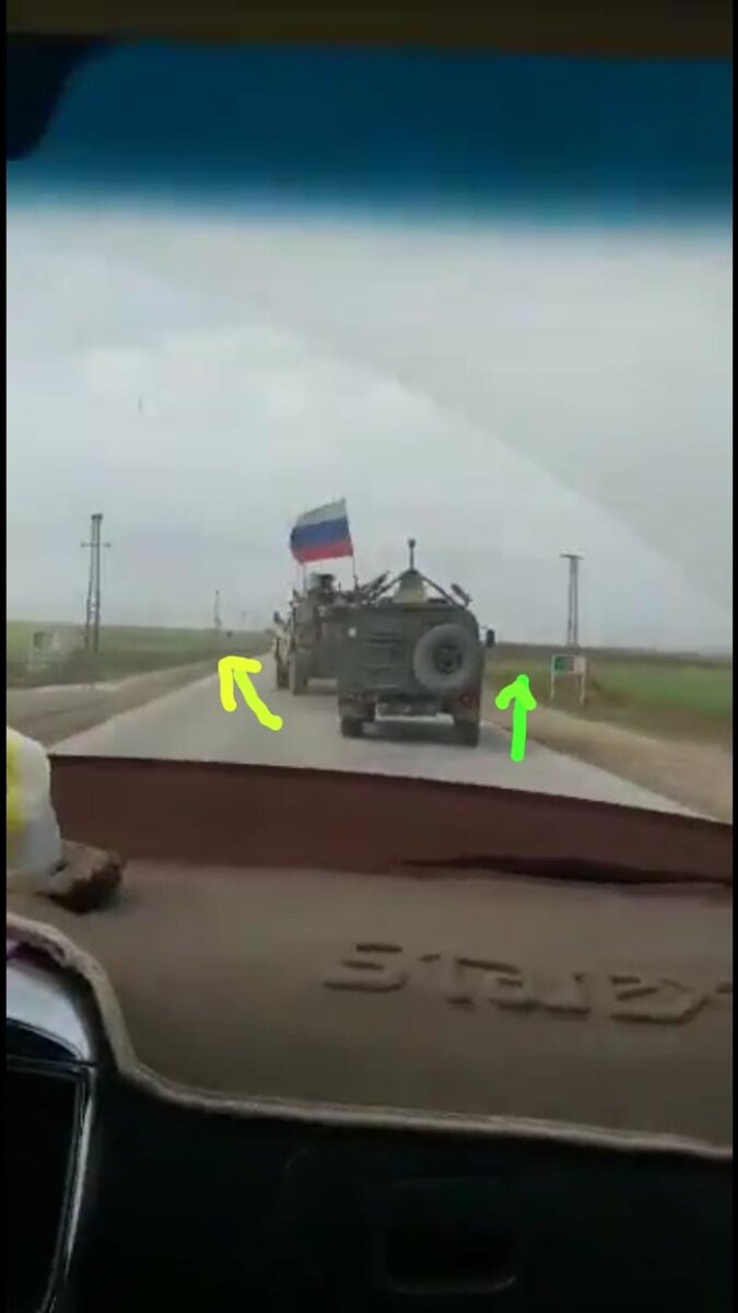 Виляет влево препятствуя обгону. "Тигр" пытается обойти по обочине.