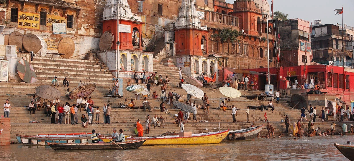 Воды Ганга считаются священными для каждого индуиста, независимо от школы – каждая использует Ганг в своих ритуальных целях. Согласно легендам, река Ганга в древние времена текла на небе, омывая берега рая. Каждый бог черпал из нее силы, молодость и бессмертие. Для человека же испить воды из небесной Ганги было наивысшей милостью в этой жизни – ведь Ганга смывала с души все грехи и разрушала Колесо Сансары, избавляя человека от перерождений после смерти, позволяя войти в Нирвану.