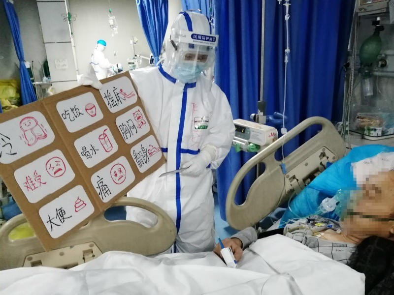 Чтобы легче было понимать тяжело больных и избежать недоразумений в общении с носителями других диалектов китайского языка, медсестра Чэнь Юйси в отделении тяжело больных Пятой больницы города Ухань нарисовала карточки для общения