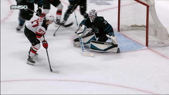 Гусев отобрал шайбу в зоне соперника и забросил шайбу в ворота Акул.