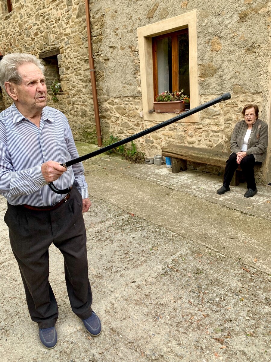 В горной деревне под Барселоной герои проекта познакомились с семейной парой, которым далеко за 80 лет. Секрет долголетия, по их мнению, в постоянном движении и работе в саду и огороде