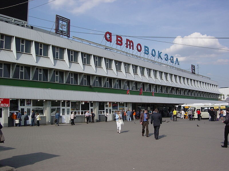 https://upload.wikimedia.org/wikipedia/commons/thumb/f/f8/Bus_station_Moscow.jpg/800px-Bus_station_Moscow.jpg