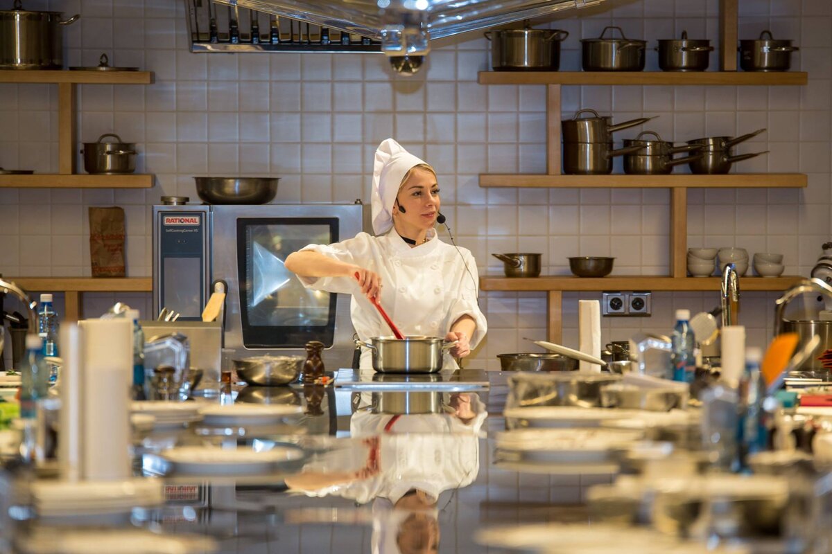 Технолог определяет где будут работать повары. Иногда к процессу подключается сам шеф. Фото - кулинарная школа "Прошу к столу". 