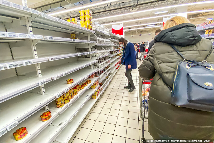 Хроники московского Ашана. Ситуация спустя два дня после первых набегов паникёров, скупающих продукты