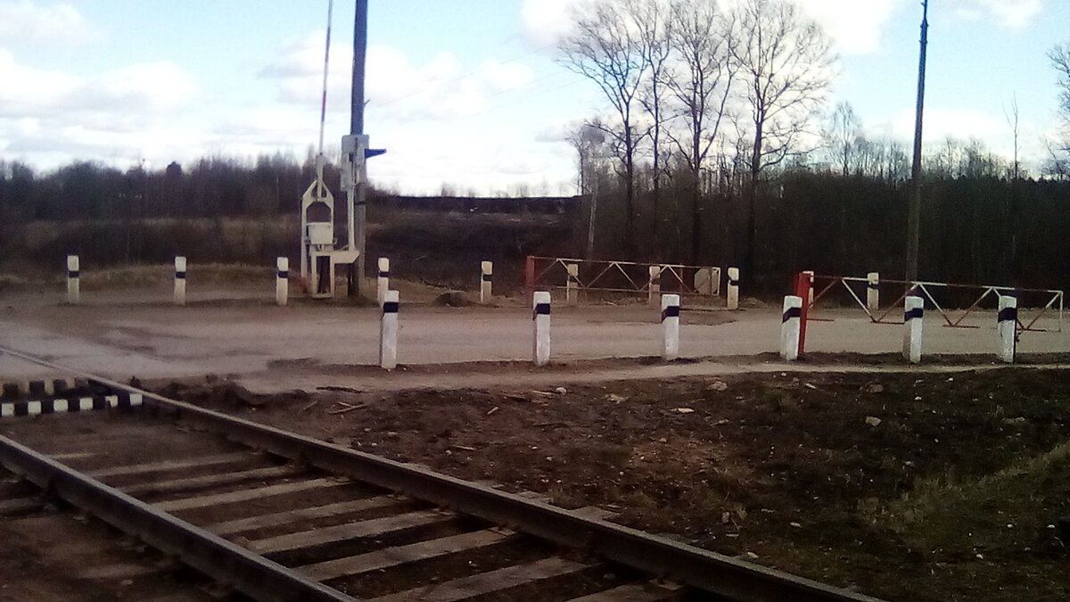 Начнем путешествие на железнодорожном переезде...