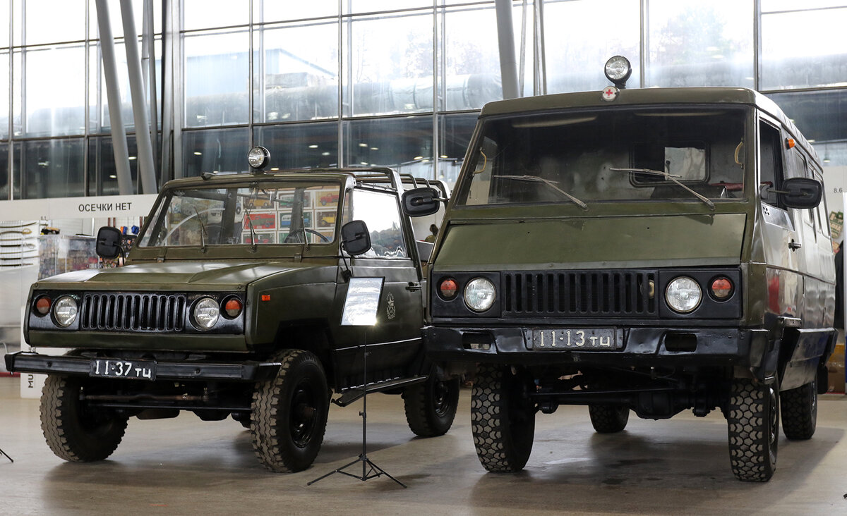 В конце 80-х в Ульяновске создавали новое семейство внедорожников 3171 и 3172. Слева трёхдверный УАЗ-3171 в «армейском» исполнении и рядом микроавтобус на основе пятидверного УАЗ-3172 - УАЗ-3972. Данный микроавтобус должен был заменить выпускающуюся и поныне "буханку"