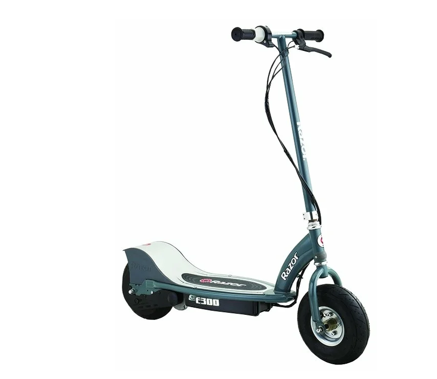 
Не самая новая модель электросамоката на нашем рынке, ведь девайс вышел еще в 2014 году. Пожалуй, эта модель выделяется одной, но очень важной характеристикой - плавностью хода. Дело в том, что в Razor E300 использованы пневматические шины высокого профиля, что делает движение на нем комфортным даже на не лучшем покрытии. А вот остальном, чувствуется возраст конструкции - огромный вес в 21 кг из-за свинцово-кислотного аккумулятора, который дает максимальный пробег в 15 км при очень долгой зарядке. И не рассчитывайте покатиться с ветерком на Razor E300 - максимальная скорость здесь совсем немного выше 20 км/ч. 
5. Yamato E-Scooter (средняя цена 21,9 тыс. рублей)  
Электрический самокат из Китая, который очень хочет быть "японцем". Здесь есть практически все и даже больше, что полагается современному электросамокату. Например, стильный дизайн и много алюминия, покрытого темной матовой краской. А вот подсветка низа самоката - это уже вещь на любителя. Но, если ваше детство прошло за играми NFS, то почему бы и нет? В самокате заявлена хорошая дальность хода - до 30 км. Но учтите, эта цифра будет сильно варьироваться в зависимости от веса ездока, времени года и режима передвижения. Кроме этого, некоторые покупатели жалуются, что при пробеге от 100 км, аккумулятор начинает терять емкость. В характеристиках можно найти максимальную скорость в 30 км/ч, но опыт реального использования говорит, что самокат способен разгонятся до 26 км/ч по прямой. Есть тут даже амортизаторы переднего и заднего колеса. Последнее к тому же еще и пневматическое. А еще у Yamato E-Scooter есть "болячка" многих электросамокатов - со временем появляется люфт рулевой стойки, но избавиться от него тут относительно легко. 

Как выбрать электросамокат для взрослых Детство многих прошло на самокате и интерес к их электрическим версиям, буквально ворвавшимся в жизнь больших городов, понятен. Но к нюансам, известным заядлым самокатчикам, добавляются и особенности электротранспорта. Так как выбрать электросамокат для взрослых?