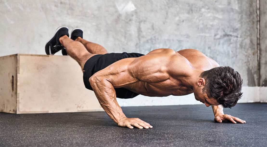Отжимания с высокой постановкой ног. Фото взято с сайта: fitspine.ru