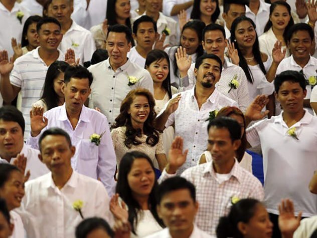 Спонсируемые свадьбы

Свадьбы могут быть невероятно дорогими, все стоит денег: платье, транспорт, место, цветы, еда и музыка. Правительство Филиппин ввело замечательный обычай помогать своим гражданам вступать в брак. Каждый год в День святого Валентина пары могут пожениться на массовой церемонии, спонсируемой правительством, которое позаботится обо всем: о цветах, торте, еде, подарках, а иногда и обручальных кольцах. Единственное, что нужно сделать помолвленным парам, - это попасть на место проведения в свадебном наряде и убедиться, что они заранее зарегистрировались для участия в мероприятии.
