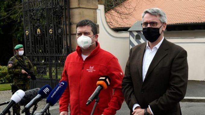 Министр внутренних дел Ян Гамачек и министр обороны Любомир Метнар после встречи у президента. Фото: ČTK