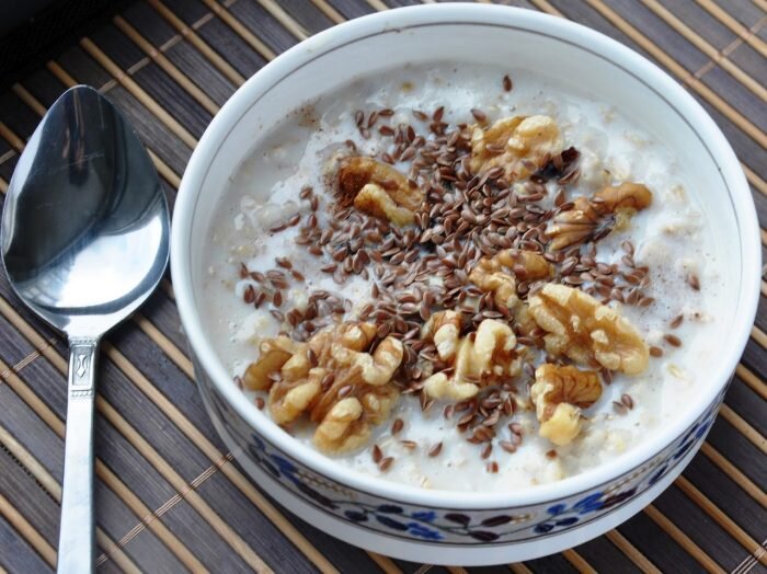 Семена льна можно добавлять в еду, например, каши или творог