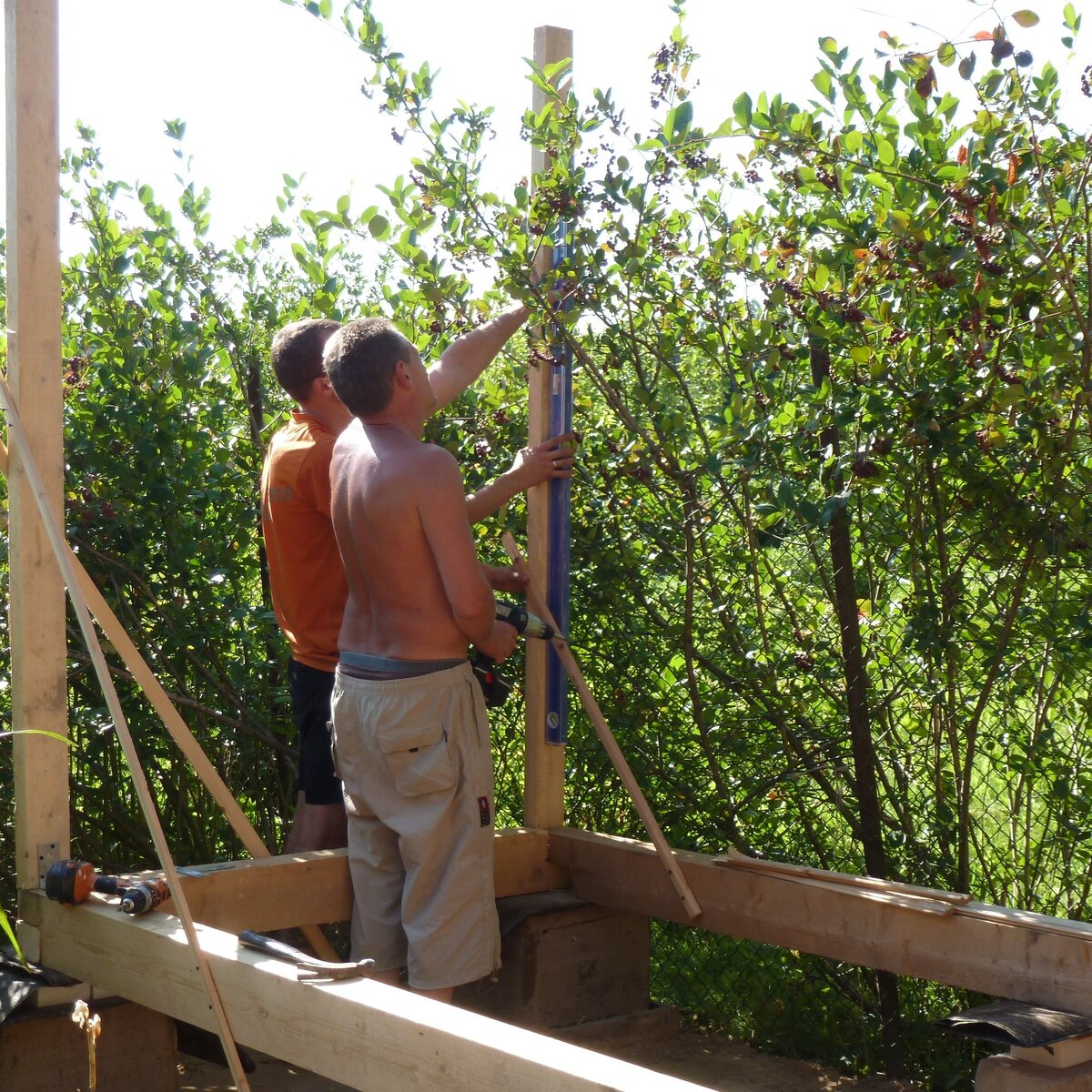 НАДО ПАХАТЬ))