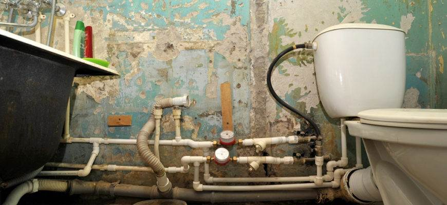 При подборе труб следует учитывать сечение внутреннего канала, от которого зависит пропускная способность. Для определения параметра необходимо выяснить требуемое давление в магистралях, учитывается коэффициент падения напора внутри трубы и на местах соединений. При планировании схемы прокладки следует использовать прямолинейные отрезки, но чрезмерное удлинение и загромождение ветви арматурой приводят к падению давления.