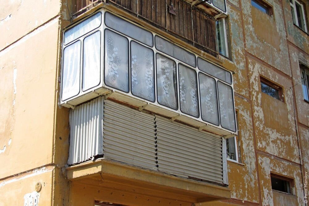 Раскрыта тайна балконов с автобусными стеклами