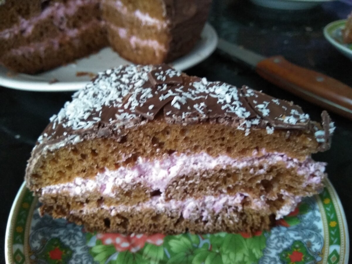 №1. Бисквитный торт с клубничным кремом и шоколадной глазурью. 