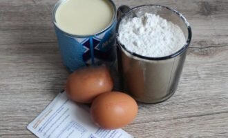 Я всегда советую перед приготовлением выпечки достать продукты из холодильника. Продукты комнатной температуры – залог успешной выпечки. Вроде бы мелочь, но не следует игнорировать этот нюанс.
Это правило не относится к сливкам, которые вы планируете взбить для крема. А вот яйца, масло, молочные продукты, дрожжи предпочтительнее заранее достать из холодильника.