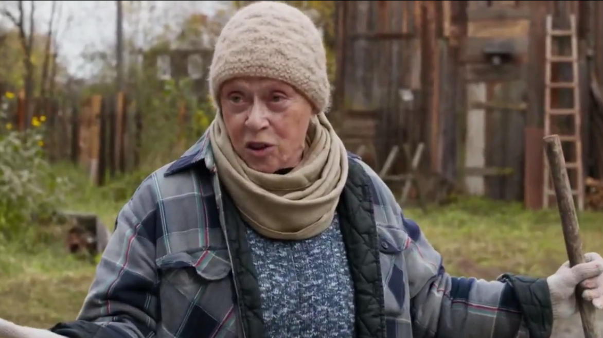 Шикарно задрапирован платок-то, а? И свитер красивый. Мой скриншот фильма "Карп отмороженный" (2017)