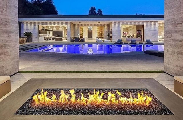 

Его площадь 1800 кв метров. Состоит он из 7 спален, 14 ванных комнат, кухни, двух кинотеатров - домашнего и под открытым небом, 3 баров, игровой комнаты и спортивного зала.
