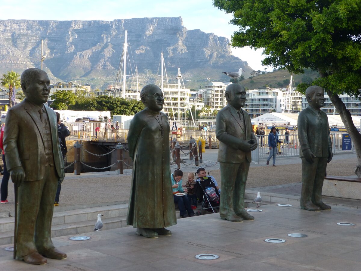 Каждый из 4 продавцов, закрывших сделку в первом квартале заслуживает памятник. Кейптаун, скульптуры выдающихся граждан ЮАР (по мнению нынешней власти)