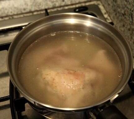    Имеющееся у нас мясо нужно промыть проточной водой и нарезать небольшими кусочками. Начинаем варить суп с главного ингредиента - мяса черепахи. Наливаем в кастрюлю воды, подсаливаем её и доводим до кипения. Закладываем в кипящую воду мясо черепахи и варим его в течении 4 часов. Не забывайте подливать воду по мере её выкипания и снимать появляющуся пену. По истечении времени шумовкой достаём мясо из бульона и откладываем в тарелку. А в кастрюлю отправляются кусочки говядины и курятины с парой лавровых листочков. Это мясо нам куда более привычно, поэтому отвариваем его до готовности. Потратим на это примерно 30 минут, время зависит от "возраста" мяса.   