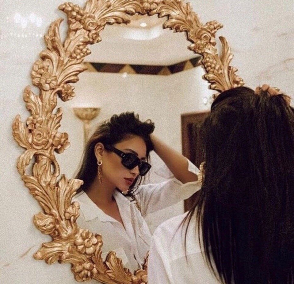 Пока ты сидишь дома и успокаиваешь себя тортиками, маком и алкоголем. Гладишь себя и говоришь: «милая, ты заслужила, скушай ещё ложечку! Сейчас такое трудное время!»