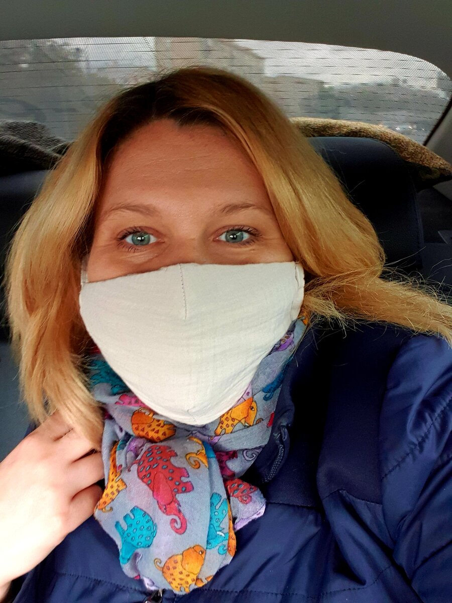 В маске, конечно, сложнее понравиться. И с корнями непрокрашенными))