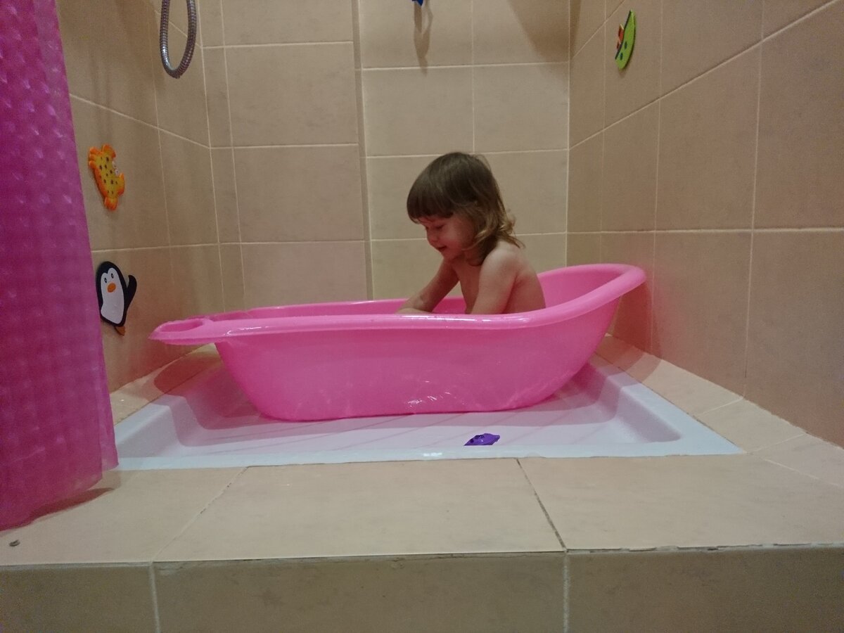 Дочка мылась в душе. Ванная для детей. Детская ванна в душевую кабину. Дети купаются в ванной. Маленькие детки купаются.