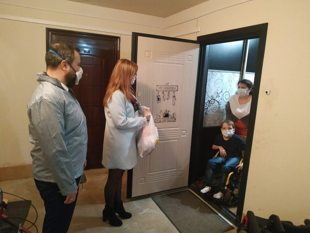 Волонтёры передают продуктовые наборы семье из Тосно