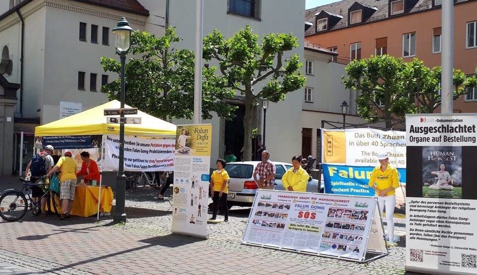 Практикующие Фалуньгун проводят мероприятия на площади Морицплац в Аугсбурге