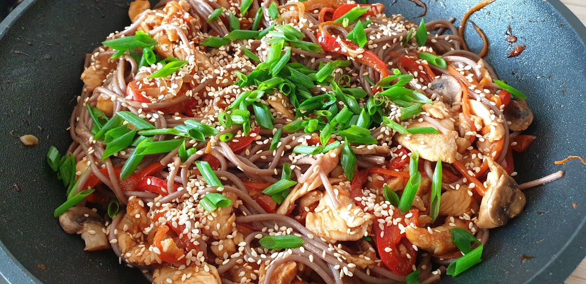 гречневая лапша с курицей терияки
