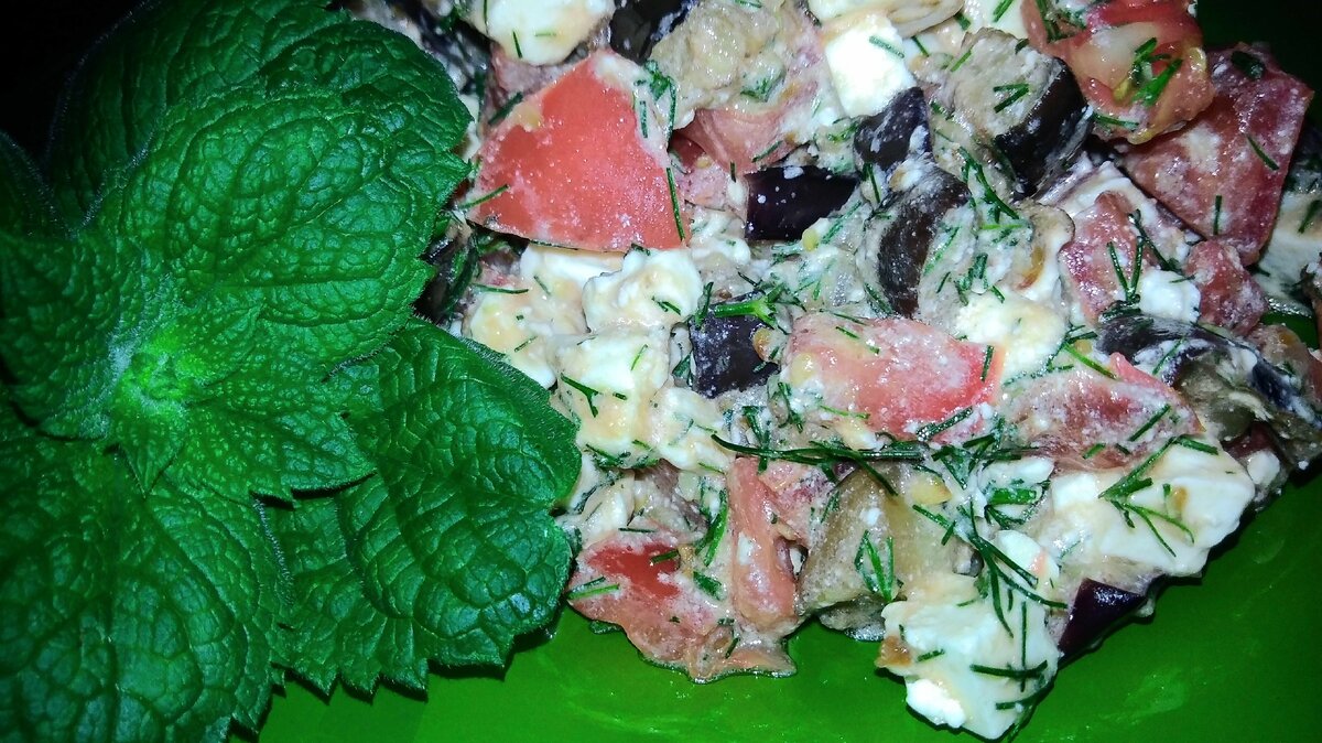 В салат можно "брызнуть" чуть-чуть укропа. Именно чуть-чуть, чтобы не испортить вкус.